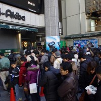 PSVita発売日、ヨドバシアキバは300人を超える行列発生 ― SCEハウス社長・平井会長も登場  