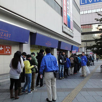 ヨドバシカメラ錦糸町、亀戸ヤマダ電機、亀戸トイザらス 看板役だけでなく、かなりの数のスタッフがかり出されていた