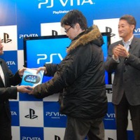 PlayStationVita、渋谷のカウントダウンイベントではSCEハウス社長・平井会長が訪れ本体を手渡し  
