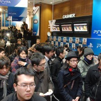 PlayStationVita、渋谷のカウントダウンイベントではSCEハウス社長・平井会長が訪れ本体を手渡し  