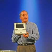 Classmate PCのプロトタイプを公開するOtellini氏。完成は2007年第1四半期の予定。