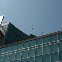 YRPセンター1番館の屋上に敷設された基地局とアンテナ。写真ではアンテナのみが見える。地上28mぐらいのところにあるという