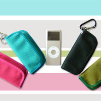 　ファブリックライフは、同社オンラインショップ「suono」において、第2世代iPod nanoに対応したオリジナルケース「tocca nano」の販売を9月27日に開始した。価格は3,980円。