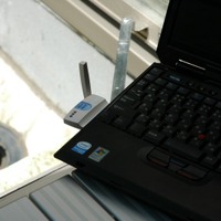 ノートパソコンにモバイルWiMAX通信カードを挿入し、実験を行う。構内の基地局を中継し、コアネットワークを抜けて、インターネットに接続