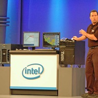 Tyanのデスクサイド型スーパーコンピュータ（右）が紹介された。画面には、環境汚染の状況をシミュレーションした画像が表示されている