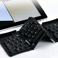 「Bluetooth折りたたみキーボード」（型番：EEA-YW0499）をWに折りたたむイメージ（iPadは別売）