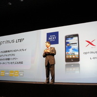 Optimus LTE L-01Dを発表するNTTドコモの山田隆持社長