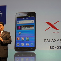 GALAXY S II LTE SC-03Dを紹介するNTTドコモの山田隆持社長