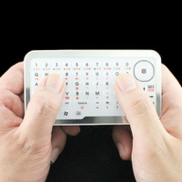 iPhone並み小型ボディのタッチパッド付きBluetoothキーボード 画像