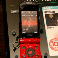 HSDPA対応「N902iX HIGH-SPEED」の新色「メテオレッド」も展示されている。12月に発売される予定