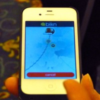 専用ケースを装着したiPhoneでアプリを立ち上げると、タグの位置をレーダーのようにして探ることができる