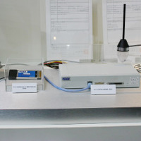 モバイルWiMAXの通信カード（試作品：左）とカードと同等な実験機（右）。右の筐体が左のカードになる
