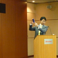 「Xperia acro HD SO-03D」を手に持ち説明する石川氏