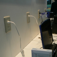 　幕張メッセにて開催されているCEATEC JAPAN 2006にて、ロジテックのPLC対応電力線イーサネットアダプタの実働デモが、三菱マテリアルのブース内にて公開されている。