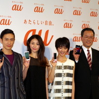 左からCMキャラクターの伊勢谷友介さん、井川遥さん、剛力彩芽さん、田中社長