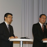 記者団の質問に答える田中孝司社長（右）と高橋誠専務