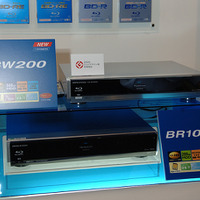 Blu-ray Discレコーダーの新製品、DMR-BW200（右上）とDMR-BW100（左下）