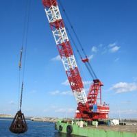 起重機船による支障物撤去作業（1月14日撮影）