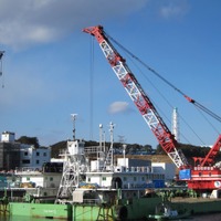 起重機船による支障物撤去作業（1月14日撮影）