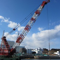 起重機船による支障物撤去作業（1月14日撮影）