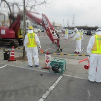 免震重要棟駐車場 ダスト・小ガレキ集じん作業（1月9日撮影）