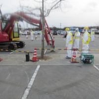 免震重要棟駐車場 ダスト・小ガレキ集じん作業（1月9日撮影）