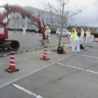 免震重要棟駐車場 ダスト・小ガレキ集じん作業（1月9日撮影）