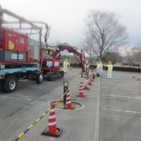 免震重要棟駐車場 ダスト・小ガレキ集じん作業（1月9日撮影）