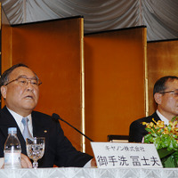 2006年、内田氏の社長就任会見での社長御手洗氏（左）と内田氏