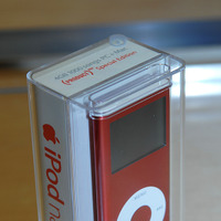 iPod nano （PRODUCT） RED Special Editionのケースには、赤い文字で「（PRODUCT） RED Special Edition」と印字されている