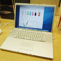　アップルコンピュータは14日、同社の直販店「アップルストア」で赤色のiPod nano「iPod nano （PRODUCT） RED Special Edition」（4Gバイト）の販売を開始した。価格23,800円のうち、10ドルが世界基金に寄付される。
