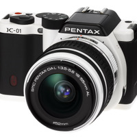 ペンタックス、デザインにこだわるデジタル一眼「K-01」……1cm以下の薄型単焦点レンズも 画像