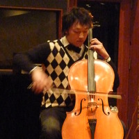 チェロアーティストの伊藤ハルトシさんの生演奏とスピーカーのコラボ