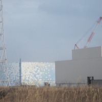 免震重要棟裏より2号機原子炉建屋を臨む（1月9日撮影）