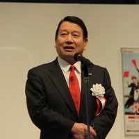 開会の挨拶を行った、NTTドコモ 代表取締役社長 山田隆持氏