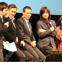 パネリスト MC（左端）の隣から順にローソンの玉塚元一副社長、新浪剛史社長、音楽プロデューサー小林武史さん、歌手の一青窈さん