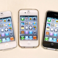 SIMフリー版（左）を加え、ドコモ、au、ソフトバンクの3社のネットワークでiPhone 4Sの使い勝手を比較した