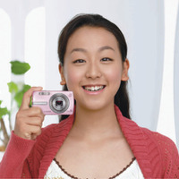 　オリンパスイメージングは25日、同社デジタルカメラなどのイメージキャラクターをつとめるフィギュアスケーターの浅田真央さんが選んだ特別カラーを採用したコンパクトデジタルカメラ「μ 750 アイスピンク」を11月3日より限定5,000台で発売する。