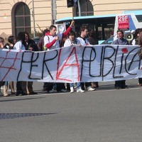 行進するデモ隊の列。横断幕やプラカードにはスペイン政府の教育改革に反対する言葉が書かれていた