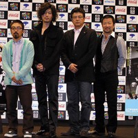 舞台挨拶に登場した（左から）山下敦弘監督と出演者の新井浩文、三浦友和、木村祐一