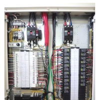NECとセブン-イレブン、コンビニ電力見える化用「インテリジェント分電盤」を開発 画像
