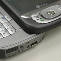 見えるのはmini USBコネクタ（USB 2.0）。このほか、外部接続機能としてIrDA、microSDTMメモリカードスロット、Bluetooth Ver.2.0（HSP／HFP／OPP／DUN など）を搭載