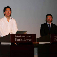 グリー代表取締役社長の田中良和氏（左）およびKDDI執行役員 コンテンツ・メディア事業本部長の高橋誠氏（右）が登壇