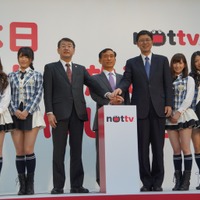 写真左から、AKB48の中塚智美さん、横山由依さん、永松則行社長（ジャパンモバイルキャスティング）、mmbiの二木治成社長と小牧次郎常務取締役、AKB48の片山陽加さん、北原里英さん