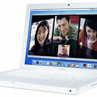 　アップルコンピュータは8日、ノートPC「Mac Book」にCore 2 Duoを搭載した新モデルを発表した。ホワイトモデルは1.83GHzと2GHz、ブラックモデルは2GHzモデルのみとなる。本日より販売が開始されており、価格は139,800円から。
