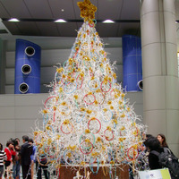 約2,000個のCPUを使って飾り付けられた全長約5mのクリスマスツリー。ワイヤレス環境を表現するために細かく張った枝が特徴的な“からたち”という植物を使用したという