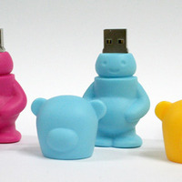 　フリフリカンパニーとソリッドアライアンスは10日、熊のフィギュア型256MバイトUSBメモリ「FATBEAR USB flash drive」を発売した。価格は3,980円。