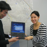WiMAX推進室のシニアエキスパート・小松さんからWiMAXカードが挿さったノートPCを受け取りました