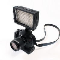 低熱で長寿命なLEDを160灯搭載したカメラフラッシュライト……明かりとしても利用可能 画像