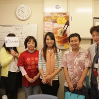 記念撮影。左から青木健志氏、Kimimatsu氏（残念ながら顔はNGとのこと）、アイチー氏、司会者、はんつ遠藤氏、こば氏